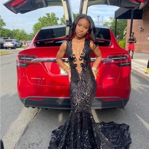 Black Women's
Mermaid V-Neck
Sequin Train Tulle Evening
Gowns Long Prom Dress